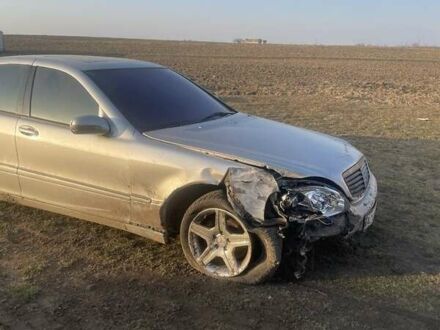 Серый Мерседес С Класс, объемом двигателя 4.3 л и пробегом 347 тыс. км за 2300 $, фото 1 на Automoto.ua