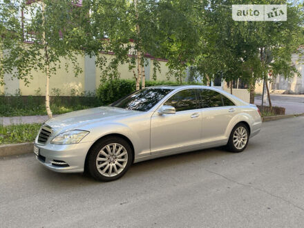 Серый Мерседес С Класс, объемом двигателя 3.5 л и пробегом 245 тыс. км за 11000 $, фото 1 на Automoto.ua