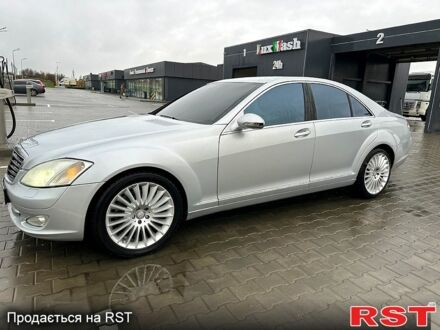 Сірий Мерседес С Клас, об'ємом двигуна 4 л та пробігом 230 тис. км за 10888 $, фото 1 на Automoto.ua