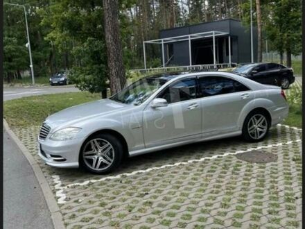 Сірий Мерседес С Клас, об'ємом двигуна 5.5 л та пробігом 250 тис. км за 11250 $, фото 1 на Automoto.ua