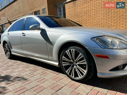 Серый Мерседес С Класс, объемом двигателя 5.5 л и пробегом 264 тыс. км за 9900 $, фото 1 на Automoto.ua