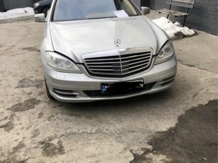Серый Мерседес С Класс, объемом двигателя 5.5 л и пробегом 350 тыс. км за 12000 $, фото 1 на Automoto.ua
