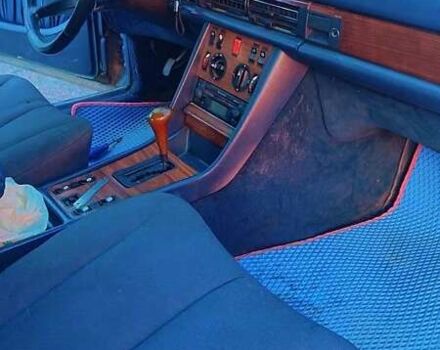 Синий Мерседес С Класс, объемом двигателя 3 л и пробегом 300 тыс. км за 2500 $, фото 4 на Automoto.ua