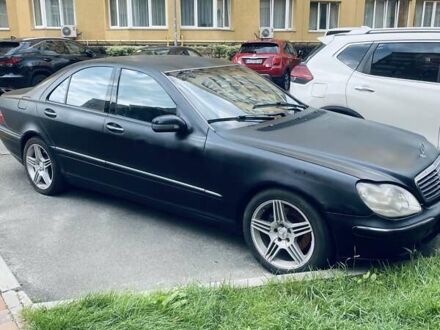 Синій Мерседес С Клас, об'ємом двигуна 3.8 л та пробігом 300 тис. км за 3500 $, фото 1 на Automoto.ua