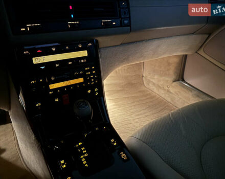 Черный Мерседес СЛ-Класс, объемом двигателя 5 л и пробегом 107 тыс. км за 80000 $, фото 89 на Automoto.ua