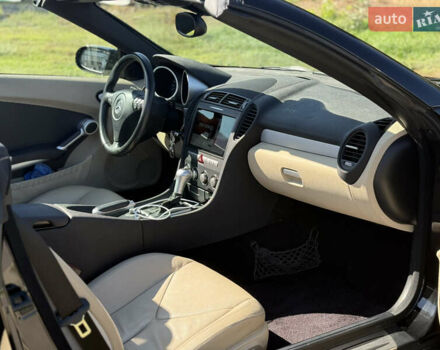 Чорний Мерседес СЛК-Клас, об'ємом двигуна 3.5 л та пробігом 135 тис. км за 13800 $, фото 7 на Automoto.ua