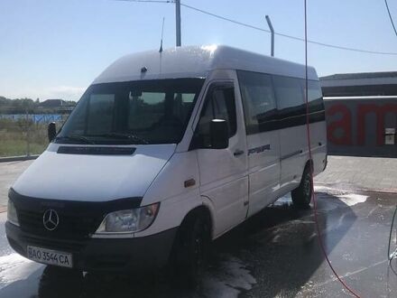 Білий Мерседес Sprinter 313 груз.-пасс., об'ємом двигуна 2.2 л та пробігом 280 тис. км за 7500 $, фото 1 на Automoto.ua