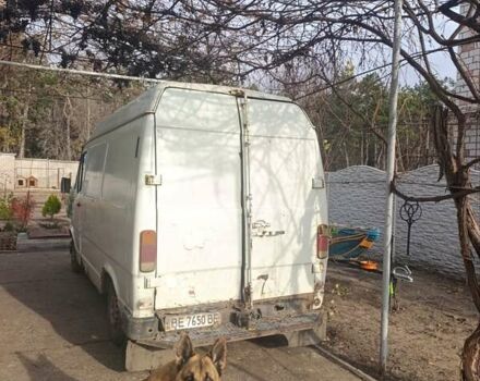 Белый Мерседес Sprinter, объемом двигателя 2.3 л и пробегом 500 тыс. км за 1500 $, фото 3 на Automoto.ua