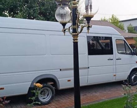 Белый Мерседес Sprinter, объемом двигателя 2.2 л и пробегом 400 тыс. км за 12500 $, фото 2 на Automoto.ua