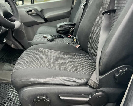 Белый Мерседес Sprinter, объемом двигателя 2.15 л и пробегом 226 тыс. км за 15355 $, фото 12 на Automoto.ua