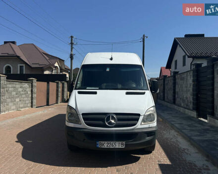 Белый Мерседес Sprinter, объемом двигателя 2.14 л и пробегом 540 тыс. км за 10000 $, фото 1 на Automoto.ua