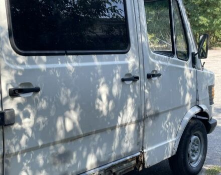 Белый Мерседес Sprinter, объемом двигателя 2.3 л и пробегом 331 тыс. км за 2150 $, фото 2 на Automoto.ua