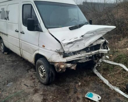 Белый Мерседес Sprinter, объемом двигателя 2.3 л и пробегом 450 тыс. км за 2100 $, фото 2 на Automoto.ua