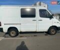 Белый Мерседес Sprinter, объемом двигателя 2.1 л и пробегом 499 тыс. км за 3900 $, фото 1 на Automoto.ua