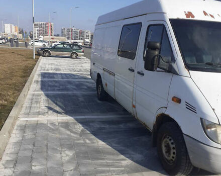 Белый Мерседес Sprinter, объемом двигателя 2.2 л и пробегом 513 тыс. км за 5350 $, фото 2 на Automoto.ua