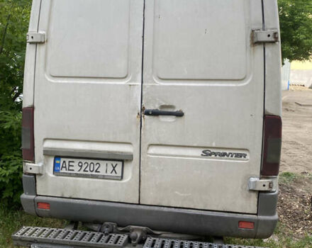 Белый Мерседес Sprinter, объемом двигателя 2.2 л и пробегом 400 тыс. км за 7000 $, фото 2 на Automoto.ua