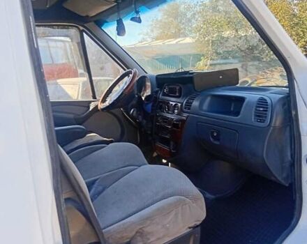 Белый Мерседес Sprinter, объемом двигателя 2.69 л и пробегом 690 тыс. км за 8500 $, фото 2 на Automoto.ua