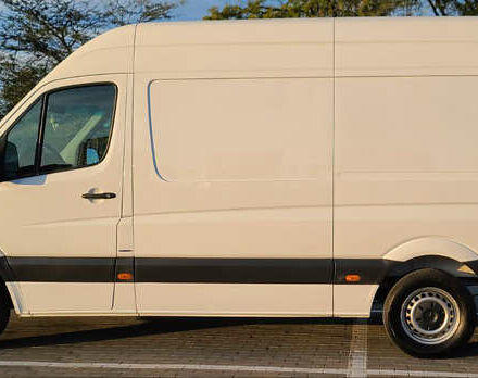 Белый Мерседес Sprinter, объемом двигателя 2.2 л и пробегом 375 тыс. км за 17400 $, фото 6 на Automoto.ua