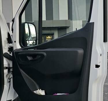Белый Мерседес Sprinter, объемом двигателя 2.2 л и пробегом 490 тыс. км за 25990 $, фото 12 на Automoto.ua