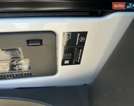 Белый Мерседес Sprinter, объемом двигателя 2.99 л и пробегом 292 тыс. км за 60258 $, фото 3 на Automoto.ua