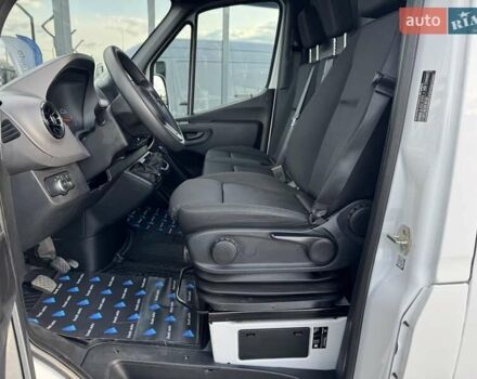 Белый Мерседес Sprinter, объемом двигателя 2.2 л и пробегом 251 тыс. км за 28500 $, фото 3 на Automoto.ua