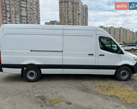 Белый Мерседес Sprinter, объемом двигателя 3 л и пробегом 330 тыс. км за 36999 $, фото 3 на Automoto.ua