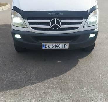 Белый Мерседес Sprinter, объемом двигателя 2.2 л и пробегом 449 тыс. км за 15700 $, фото 4 на Automoto.ua