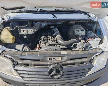 Белый Мерседес Sprinter, объемом двигателя 2.7 л и пробегом 687 тыс. км за 12500 $, фото 4 на Automoto.ua