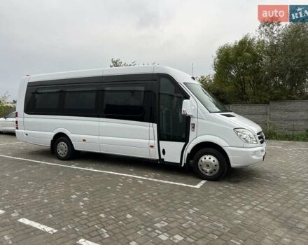Белый Мерседес Sprinter, объемом двигателя 3 л и пробегом 427 тыс. км за 43490 $, фото 2 на Automoto.ua