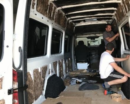 Белый Мерседес Sprinter, объемом двигателя 2.1 л и пробегом 98 тыс. км за 33000 $, фото 2 на Automoto.ua