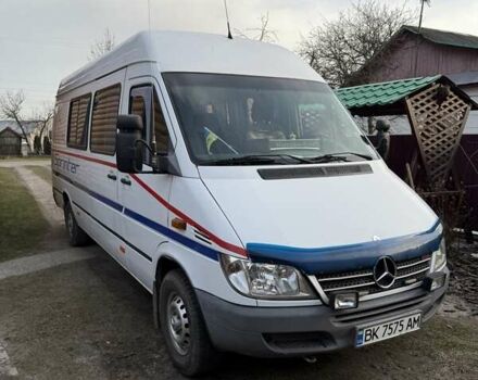 Белый Мерседес Sprinter, объемом двигателя 2.2 л и пробегом 445 тыс. км за 10800 $, фото 3 на Automoto.ua