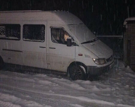 Белый Мерседес Sprinter, объемом двигателя 2.1 л и пробегом 900 тыс. км за 12000 $, фото 4 на Automoto.ua