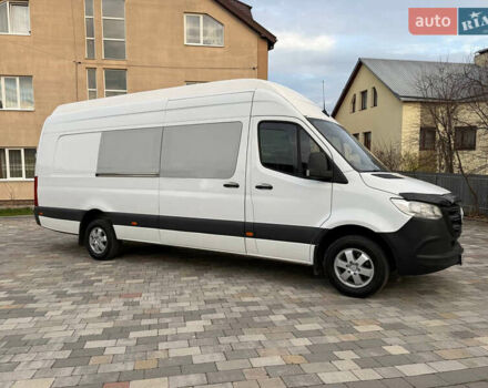 Белый Мерседес Sprinter, объемом двигателя 2.1 л и пробегом 325 тыс. км за 39984 $, фото 2 на Automoto.ua