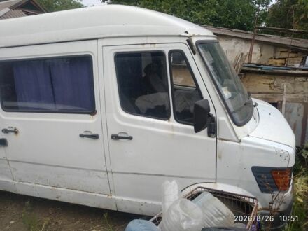Белый Мерседес Sprinter, объемом двигателя 2.3 л и пробегом 300 тыс. км за 1702 $, фото 1 на Automoto.ua