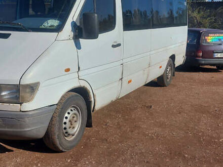 Белый Мерседес Sprinter, объемом двигателя 0 л и пробегом 640 тыс. км за 2700 $, фото 1 на Automoto.ua