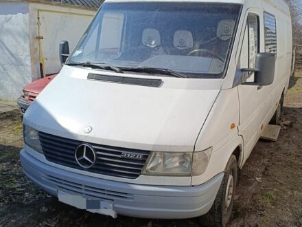 Белый Мерседес Sprinter, объемом двигателя 0 л и пробегом 300 тыс. км за 4288 $, фото 1 на Automoto.ua