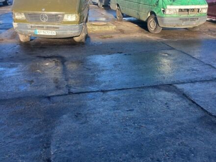 Белый Мерседес Sprinter, объемом двигателя 2.9 л и пробегом 300 тыс. км за 5000 $, фото 1 на Automoto.ua