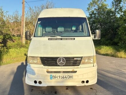 Белый Мерседес Sprinter, объемом двигателя 2.3 л и пробегом 400 тыс. км за 4000 $, фото 1 на Automoto.ua