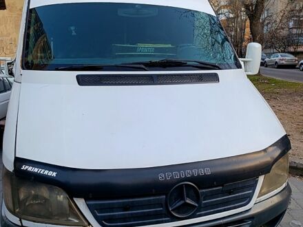 Белый Мерседес Sprinter, объемом двигателя 2.2 л и пробегом 300 тыс. км за 5500 $, фото 1 на Automoto.ua