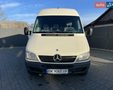 Белый Мерседес Sprinter, объемом двигателя 2.7 л и пробегом 545 тыс. км за 11400 $, фото 1 на Automoto.ua