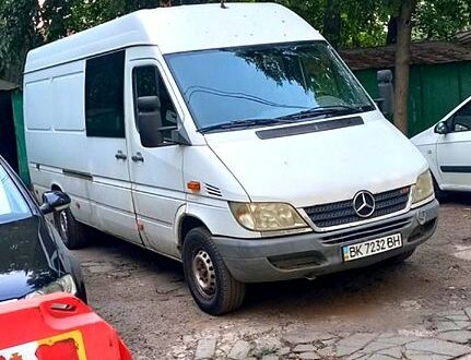 Белый Мерседес Sprinter, объемом двигателя 2.1 л и пробегом 325 тыс. км за 9000 $, фото 1 на Automoto.ua