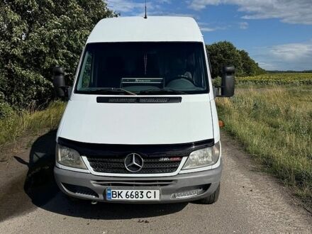 Белый Мерседес Sprinter, объемом двигателя 2.69 л и пробегом 470 тыс. км за 11000 $, фото 1 на Automoto.ua