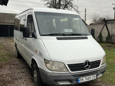 Белый Мерседес Sprinter, объемом двигателя 2.2 л и пробегом 400 тыс. км за 8000 $, фото 1 на Automoto.ua