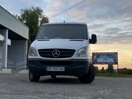 Белый Мерседес Sprinter, объемом двигателя 2.1 л и пробегом 480 тыс. км за 9700 $, фото 1 на Automoto.ua