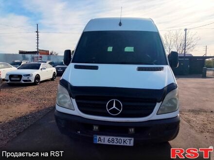 Белый Мерседес Sprinter, объемом двигателя 2.2 л и пробегом 300 тыс. км за 10000 $, фото 1 на Automoto.ua