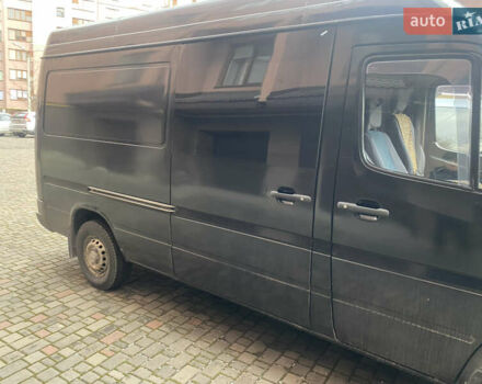 Черный Мерседес Sprinter, объемом двигателя 2.7 л и пробегом 770 тыс. км за 8300 $, фото 2 на Automoto.ua