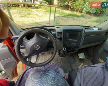 Красный Мерседес Sprinter, объемом двигателя 2.14 л и пробегом 185 тыс. км за 16000 $, фото 1 на Automoto.ua