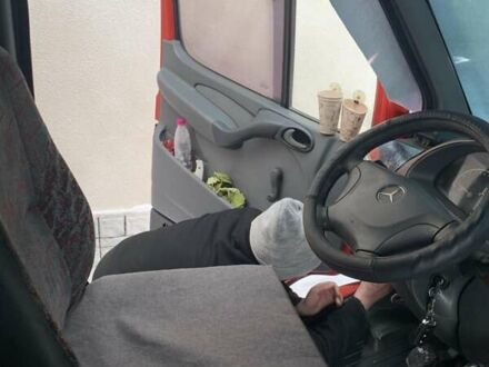 Красный Мерседес Sprinter, объемом двигателя 2.2 л и пробегом 500 тыс. км за 12600 $, фото 1 на Automoto.ua