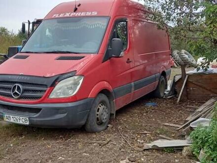 Красный Мерседес Sprinter, объемом двигателя 2.2 л и пробегом 396 тыс. км за 12000 $, фото 1 на Automoto.ua