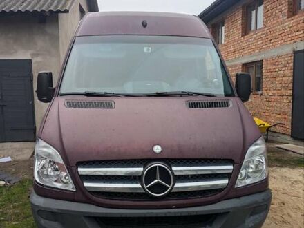 Красный Мерседес Sprinter, объемом двигателя 2.1 л и пробегом 350 тыс. км за 11100 $, фото 1 на Automoto.ua
